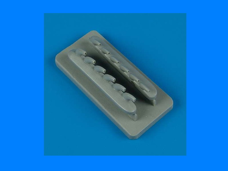 QB32093 P-51B Mustang exhaust 1/32
